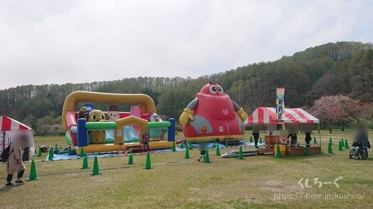 釧路町にある別保公園　風船の遊具・列車