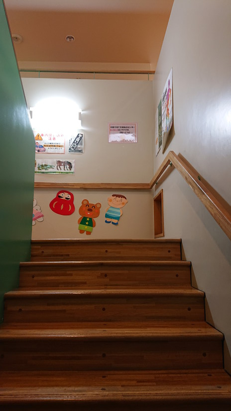 釧路市中部子育て支援拠点センターへ上がる階段