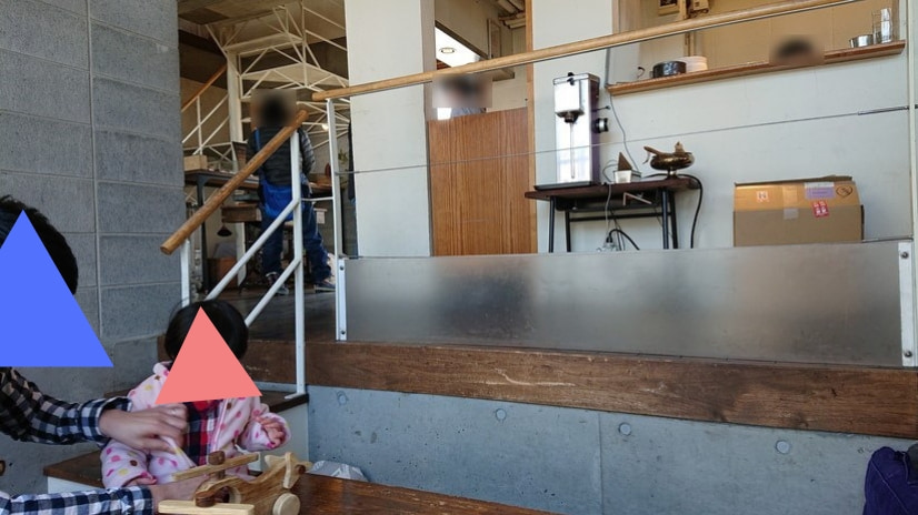 釧路市にあるカフェ　shop&cafe RHYTHM(リズム)　1階にある小上がり席