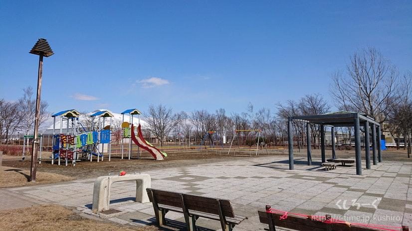 くしろ記念公園（鳥取10号公園）　遊具近くにある休憩スペース・ベンチ