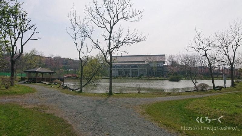釧路市の鶴ケ岱公園(つるがだい公園)　ひょうたん池と武道館