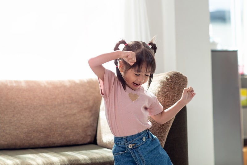 踊っている子供のイメージ画像
