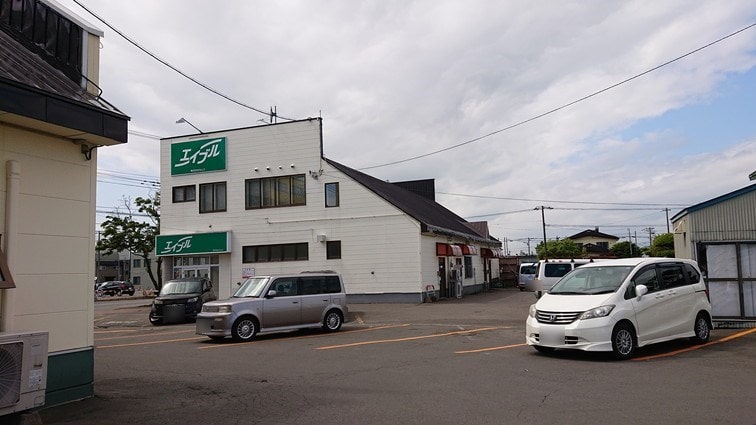 釧路市にある「回転寿し まつりや新橋店」の駐車場