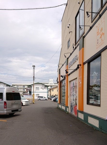 釧路市にある「回転寿し まつりや新橋店」　駐車場入り口