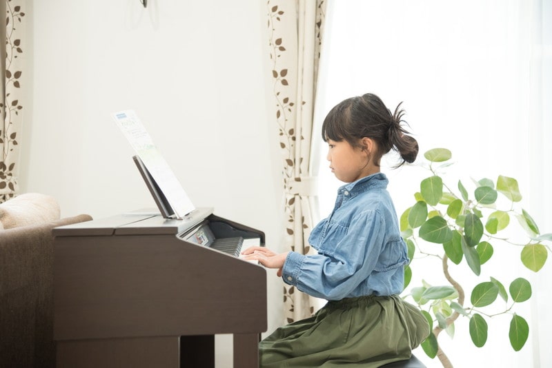 ピアノを弾いている子供のイメージ画像