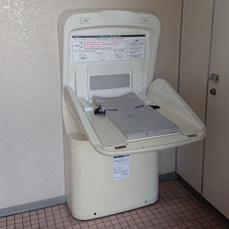 釧路市昭和中央公園内にあるトイレのおむつ交換台
