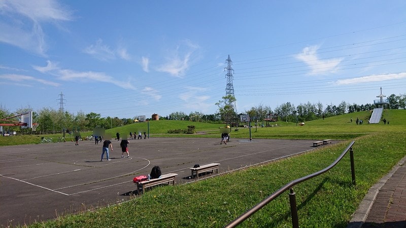 釧路大規模運動公園　子供の広場にあるバスケットコート