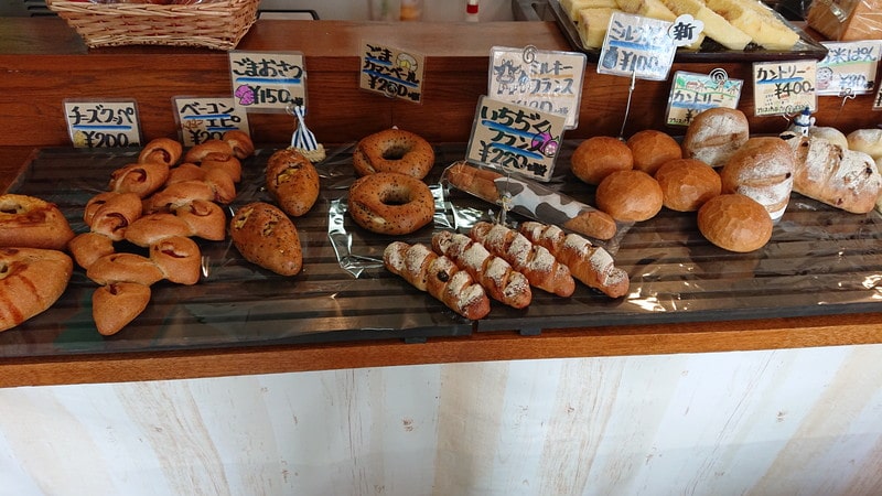 釧路町にあるパン屋「ルームベーカリー」の店内