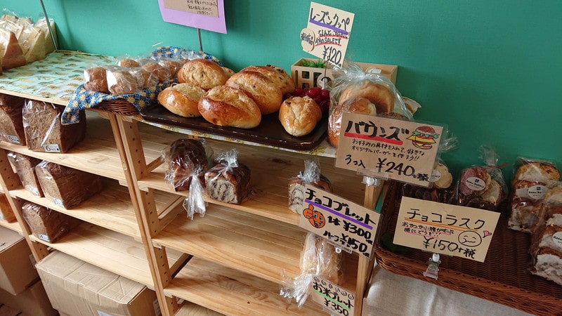 釧路町にあるパン屋「ルームベーカリー」の店内
