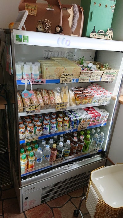 釧路町にあるパン屋「ルームベーカリー」の店内にある冷蔵ケース