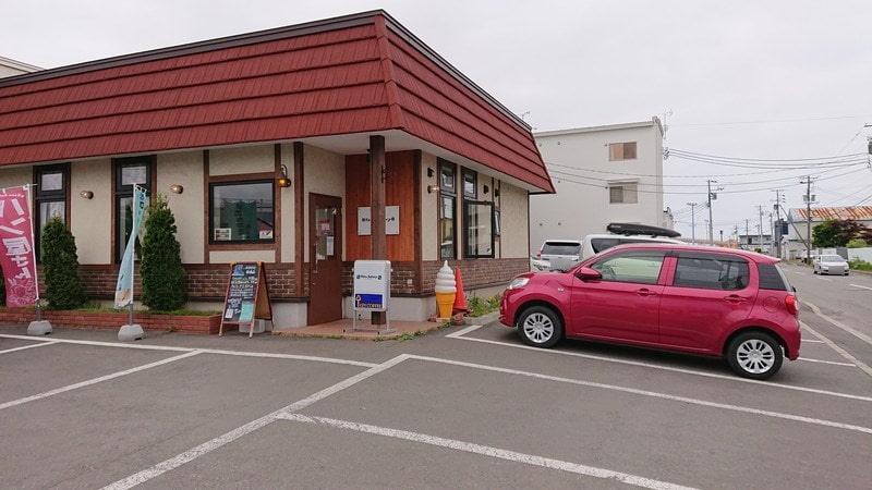 釧路町にあるパン屋「ルームベーカリー」の外観と駐車場